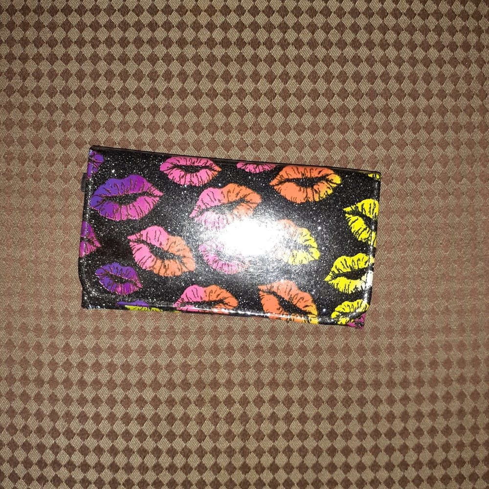 Shiny lips wallet